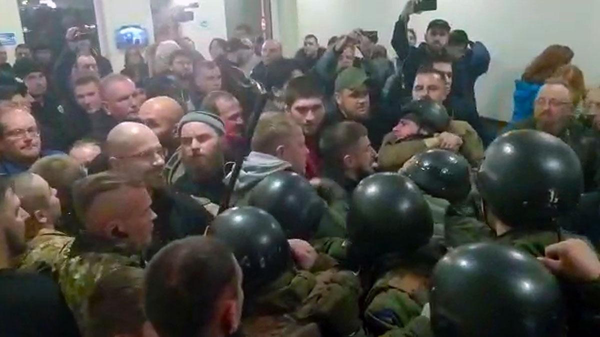 Дело подозреваемой в убийстве Шеремета Кузьменко: в Апелляционном суде произошла стычка – видео Дело подозреваемой в убийстве Шеремета Кузьменко: в Апелляционном суде произошла стычка – видео