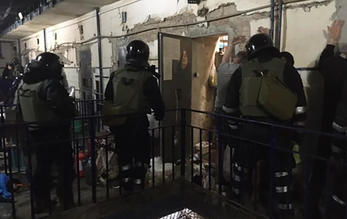 Бунт в СИЗО Кропивницкого: пострадали 25 заключенных Бунт в СИЗО Кропивницкого: пострадали 25 заключенных