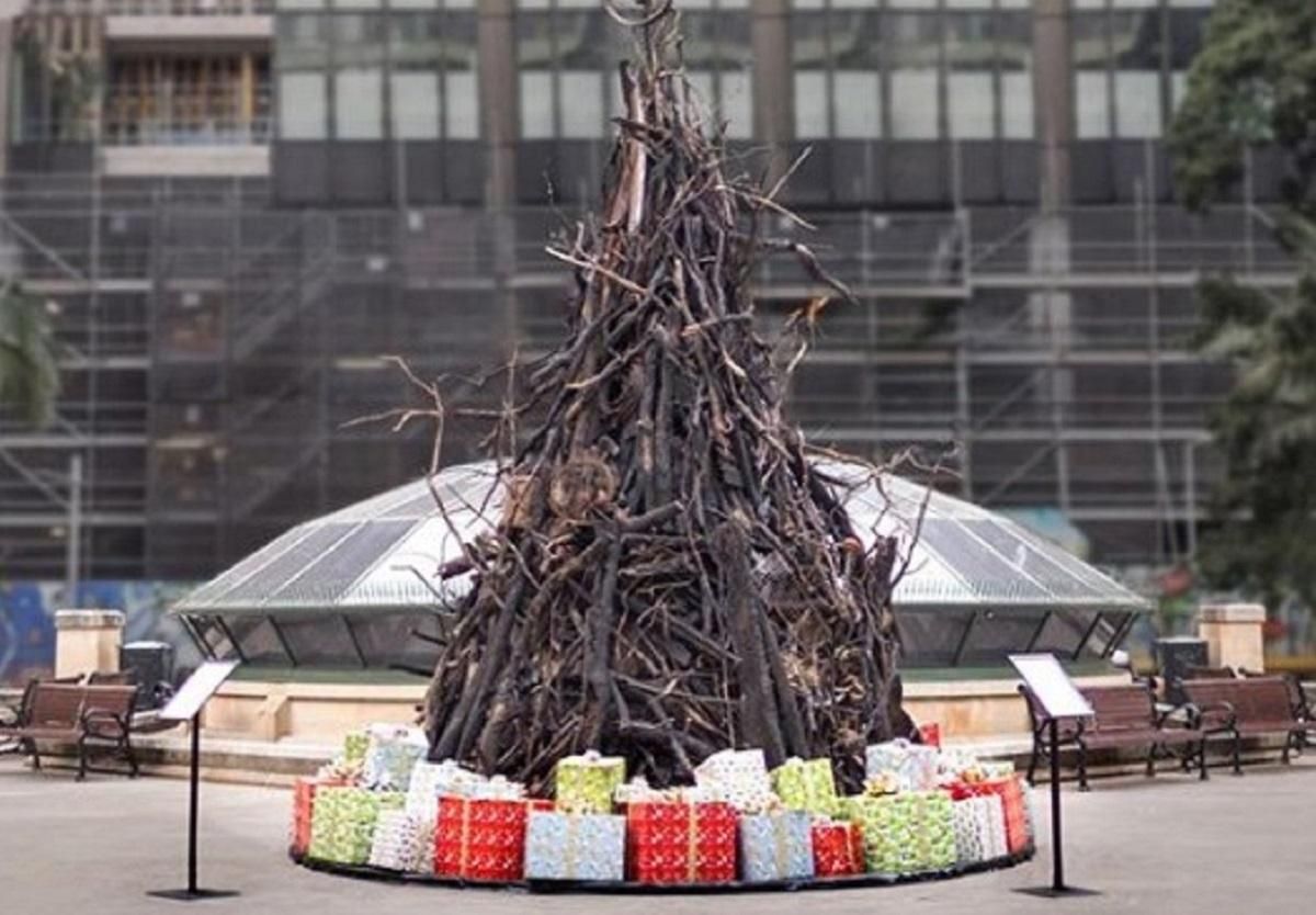 У центрі Сіднея встановили обгорілу різдвяну "ялинку": фото, відео