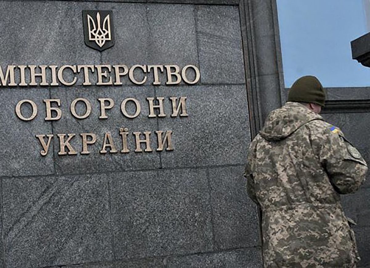 Розкрадання 4 мільйонів гривень: експосадовцю Міноборони оголосили про підозру Розкрадання 4 мільйонів гривень: експосадовцю Міноборони оголосили про підозру