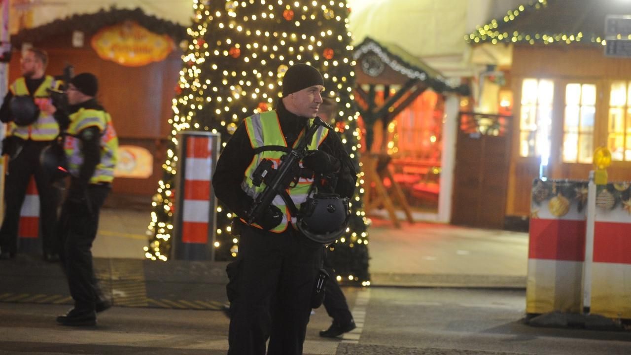 У Берліні евакуювали Різдвяний ярмарок через підозру про теракт: несподіване завершення історії