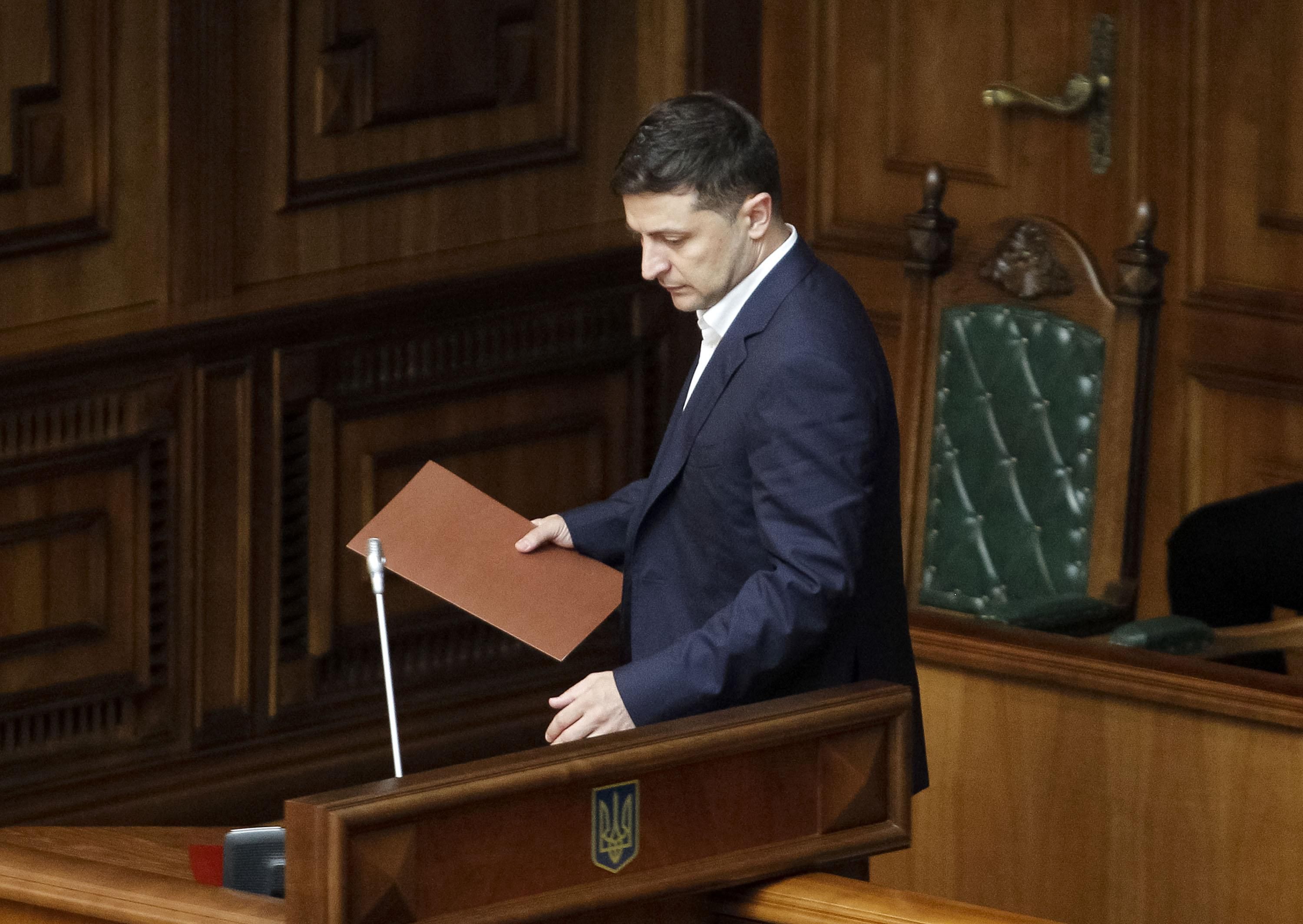 Зеленский одобрил закон о совместительстве помощников народных депутатов