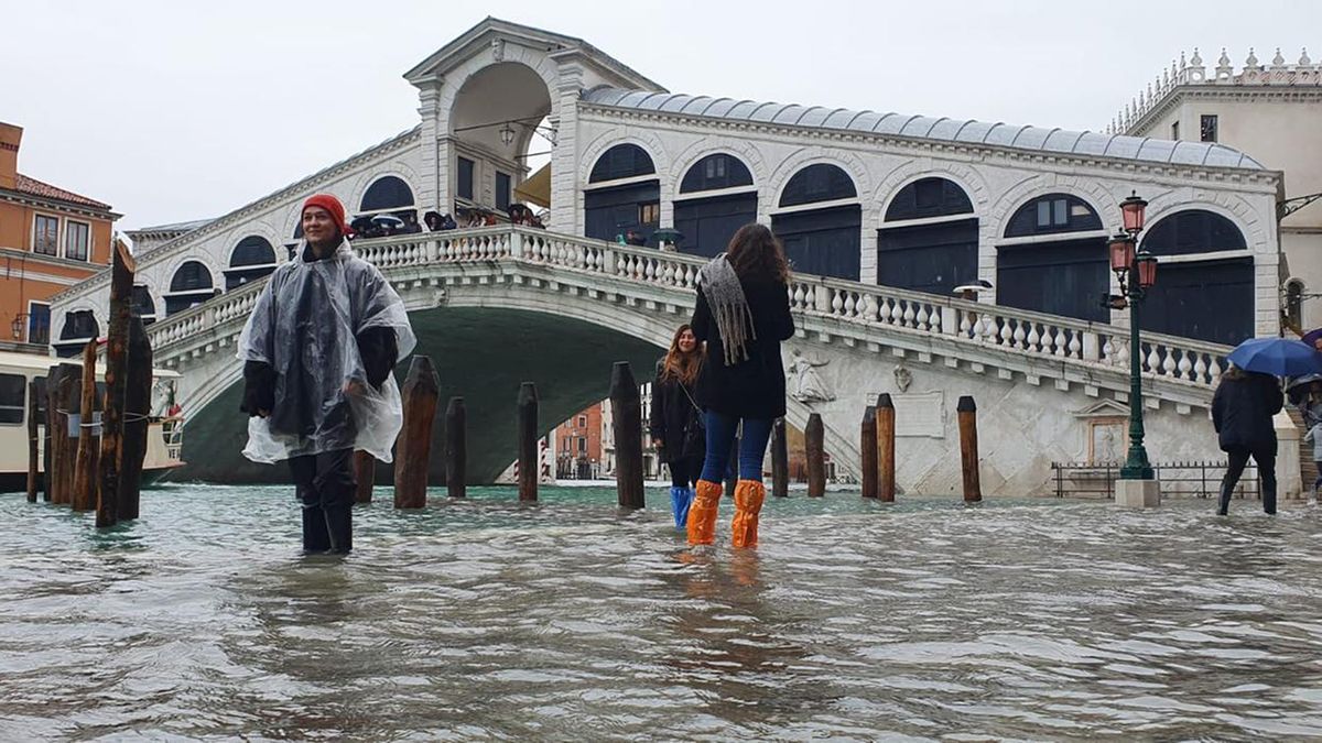 В Венеции снова затопило улицы: фото и видео