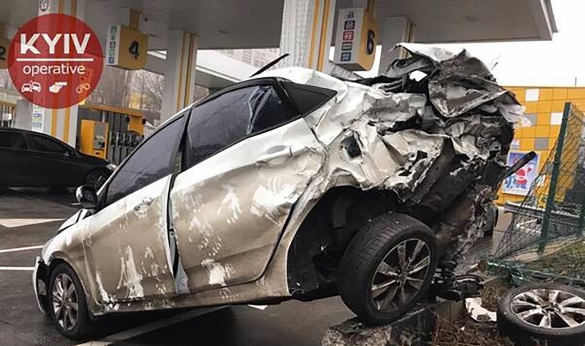 Моторошна ДТП у Києві: чоловік дивом врятувався, вистрибнувши з авто – відео Моторошна ДТП у Києві: чоловік дивом врятувався, вистрибнувши з авто – відео