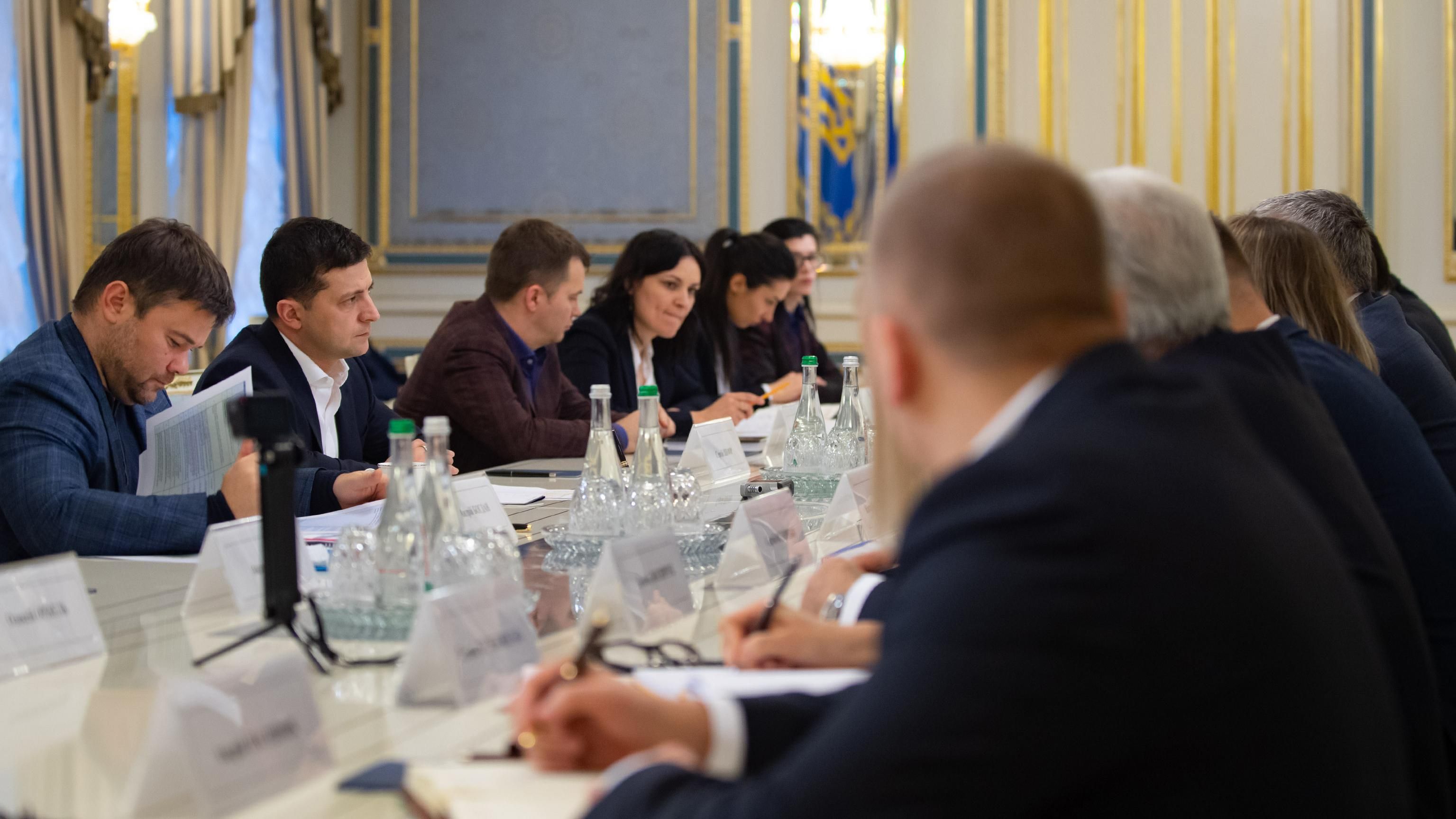 Зеленский призвал АЗС уменьшить цены на бензин Зеленский призвал АЗС уменьшить цены на бензин