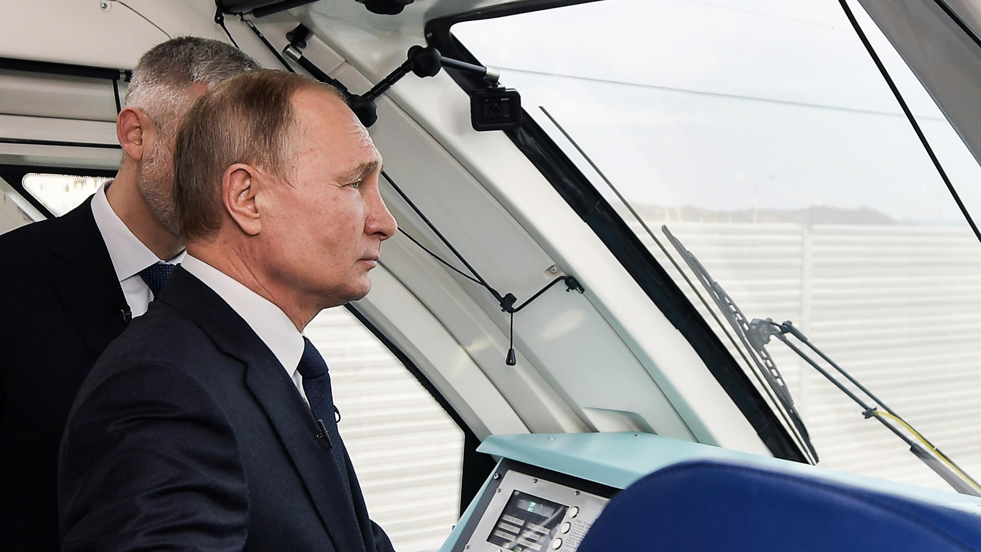 Путин прокатился на поезде по Крымскому мосту: как отреагировали в МИД