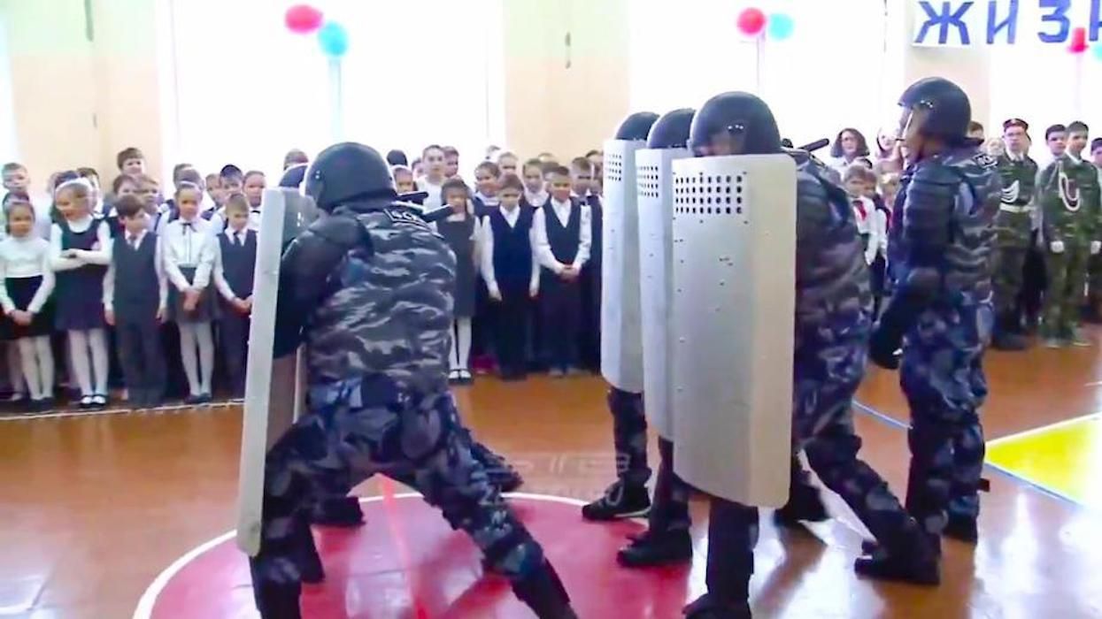 Российских детей в школе учат, как правильно бить митингующих: видеодоказательство