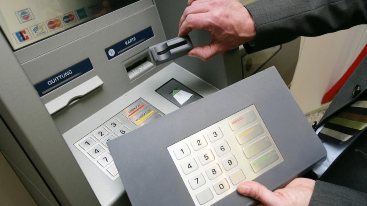 В одному з банкоматів Херсона знайшли пристрій для крадіжки грошей