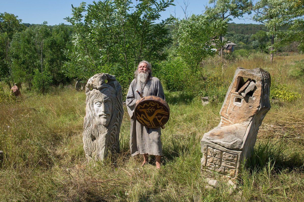 Як скульптори у покинутих хатах роблять колоритні музеї Як скульптори у покинутих хатах роблять колоритні музеї