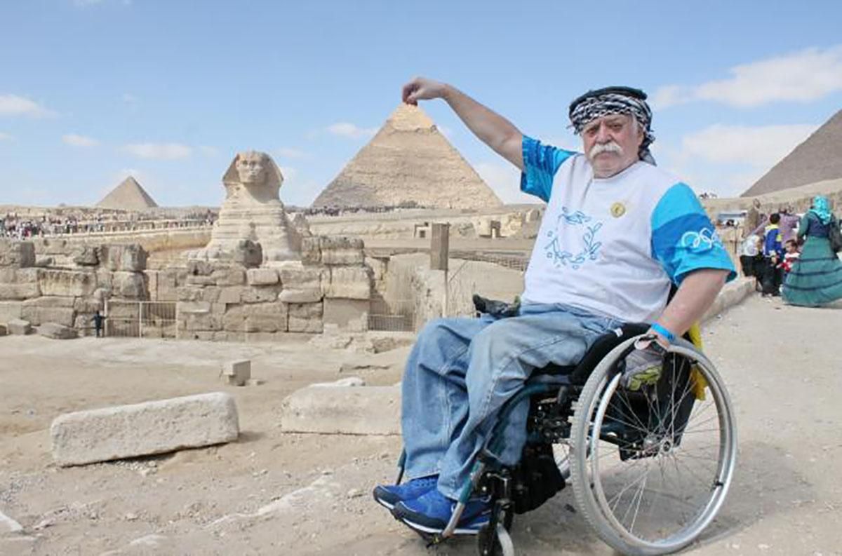 Українець, який подорожує навколо світу на інвалідному візку: мотивуюча історія 