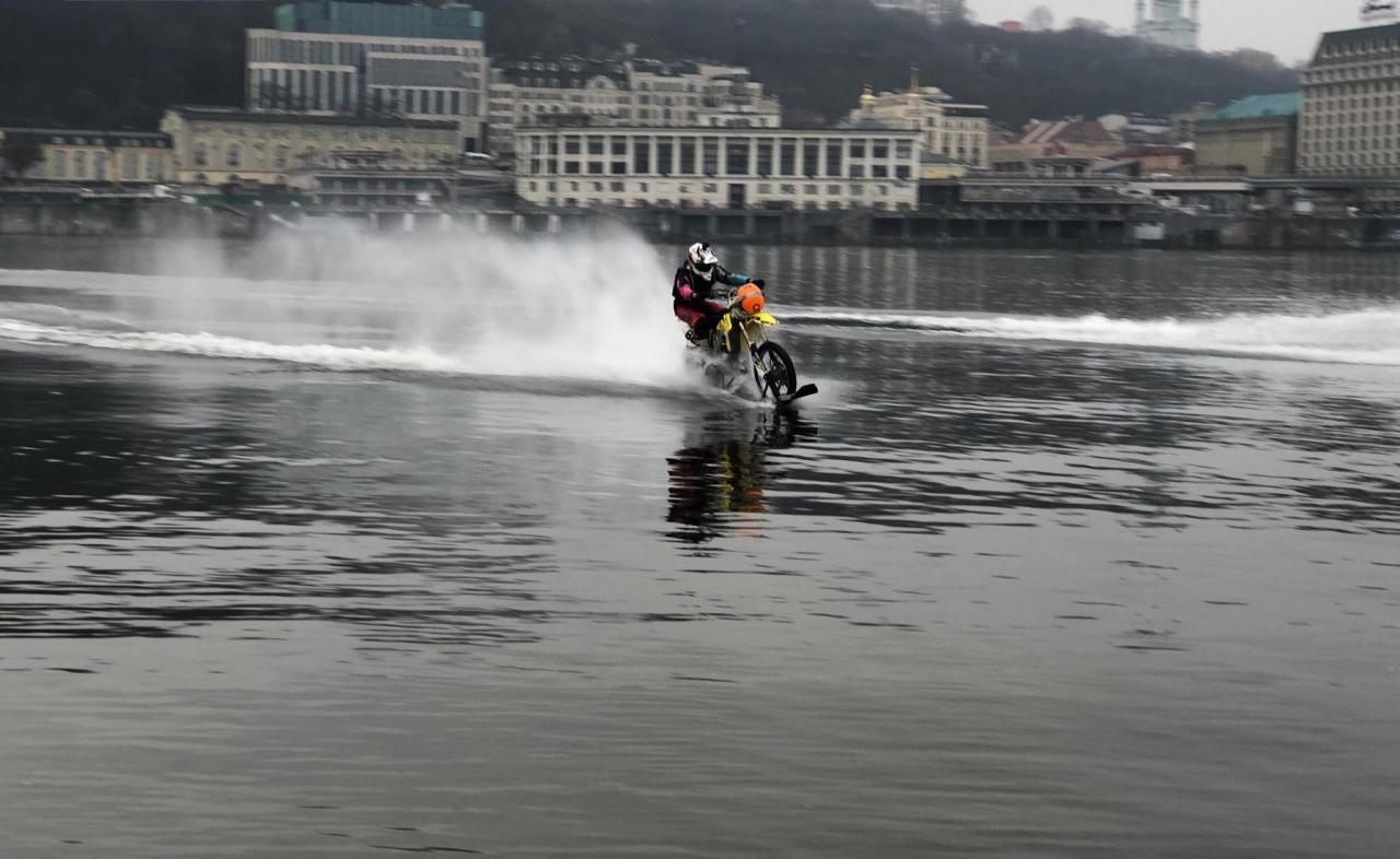 Каскадер проехался на мотоцикле по Днепру в Киеве: интересные фото, видео Каскадер проехался на мотоцикле по Днепру в Киеве: интересные фото, видео