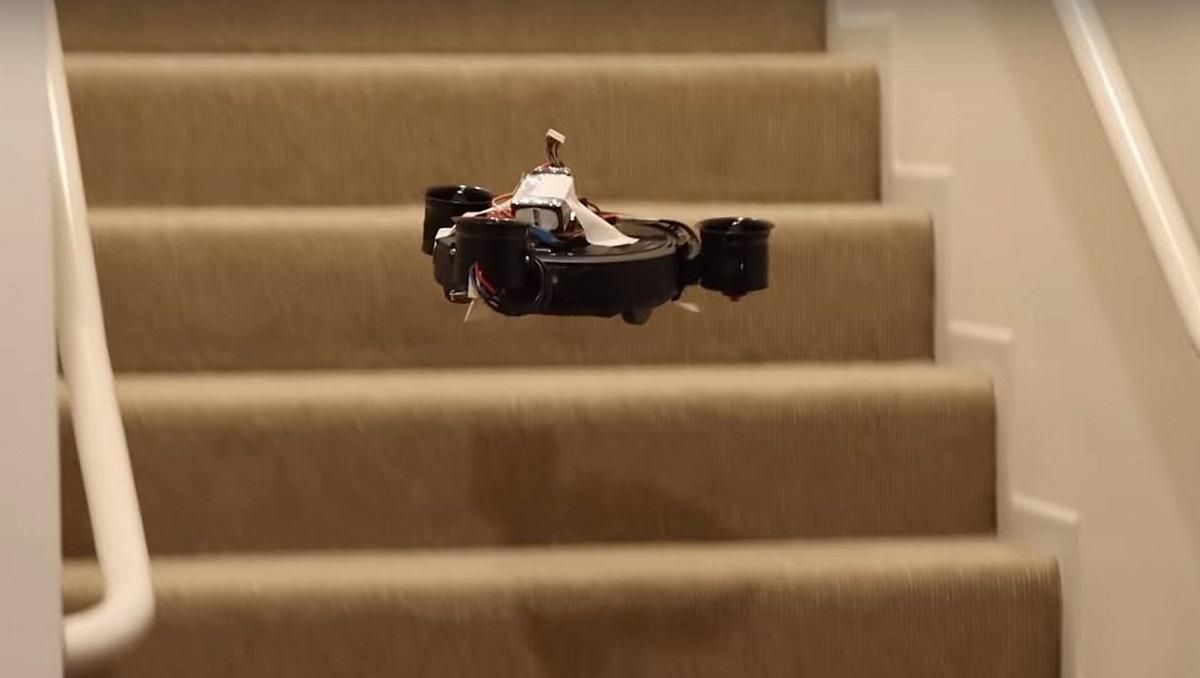 Блогери змайстрували летючого робопилососа здатного самостійно підійматися сходами: відео