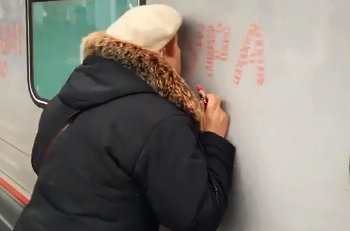 Пожилая женщина зацеловала красными губами первый поезд из России, проехавший по Крымскому мосту
