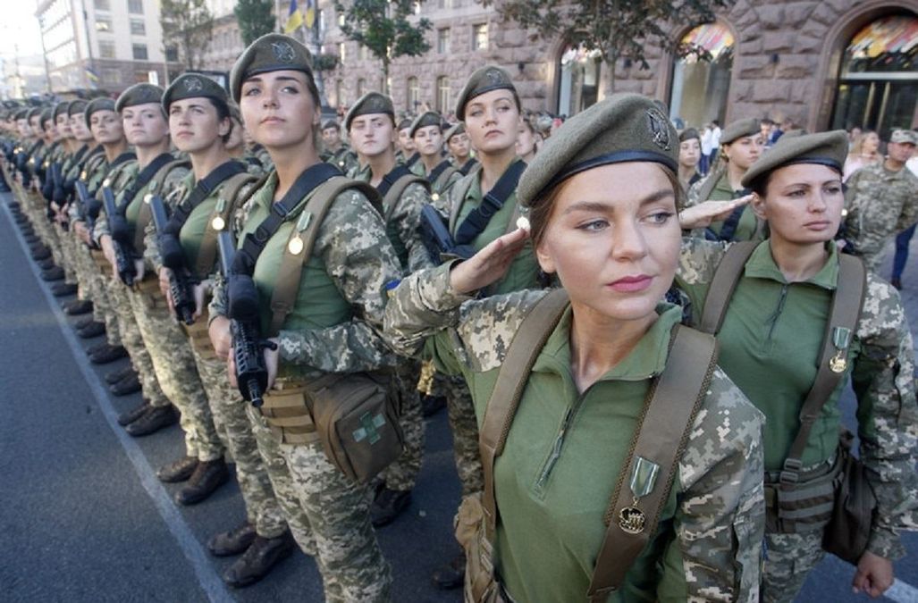 Украина девушки военные. Женщины военнослужащие. Женщины в украинской армии. Украинские женщины военнослужащие.