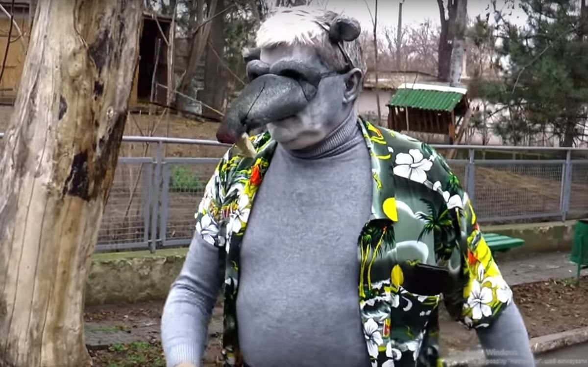 Директор зоопарка Одессы переоделся в крысу для новогоднего поздравления: курьезное видео