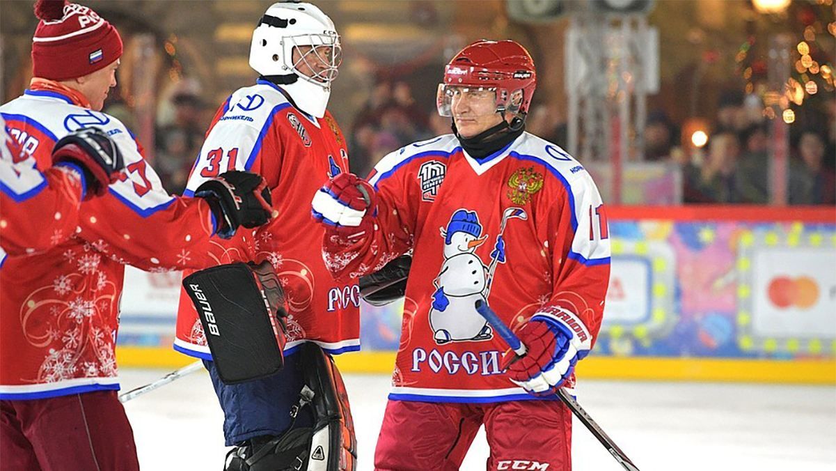 Путин в очередной раз вышел на лед: хоккейный матч состоялся на Красной площади – видео
