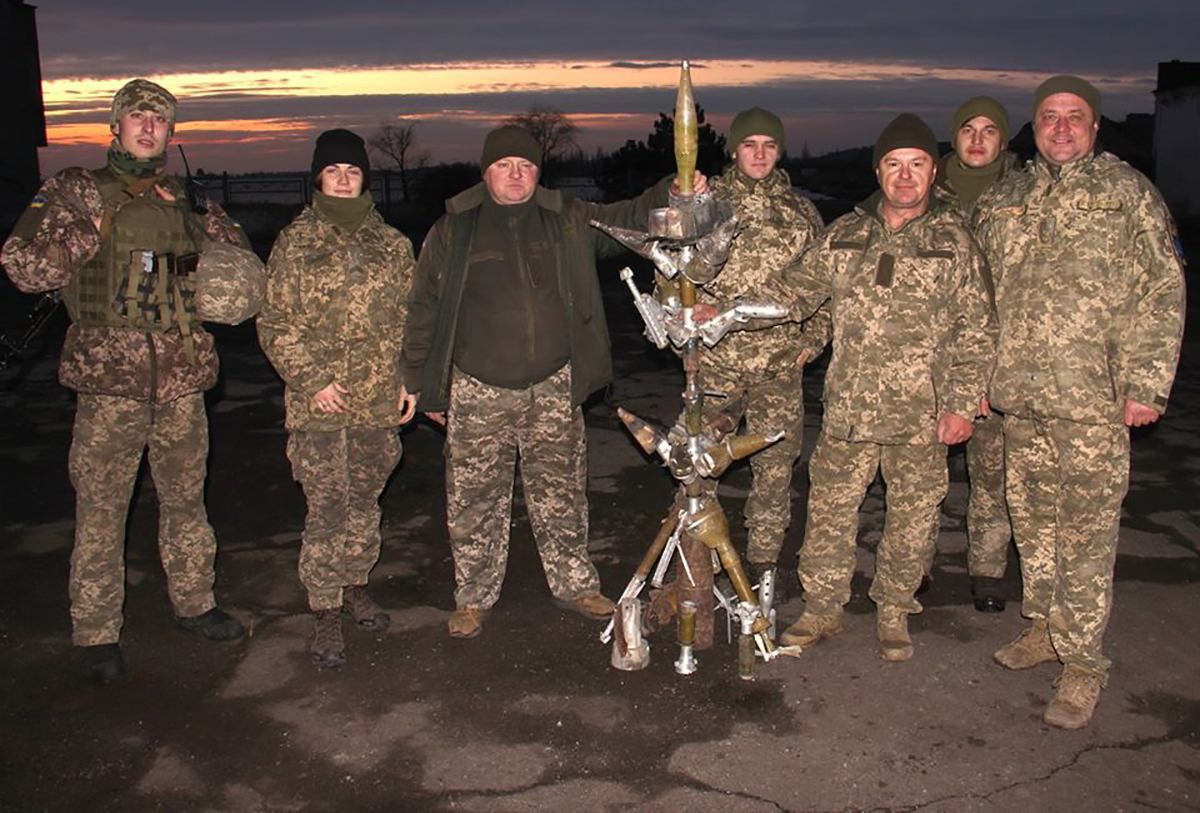 Праздники в Донбассе - военные собрали елку из боеприпасов