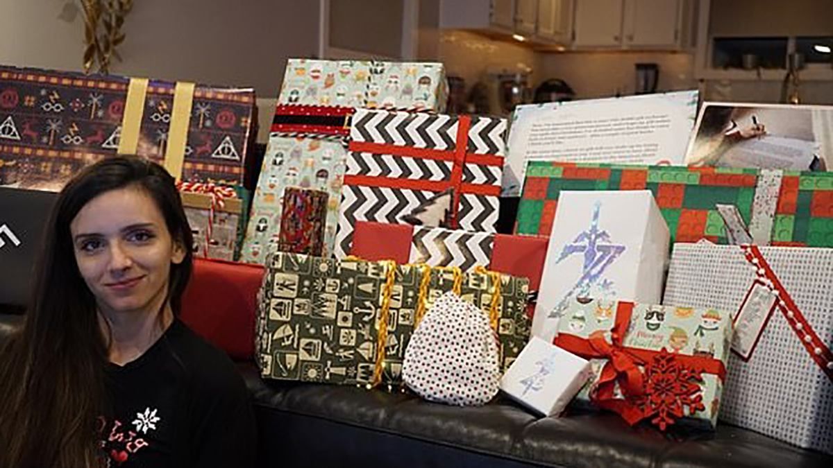 Мільярдер Білл Гейтс подарував незнайомці 37 кілограмів подарунків Мільярдер Білл Гейтс подарував незнайомці 37 кілограмів подарунків