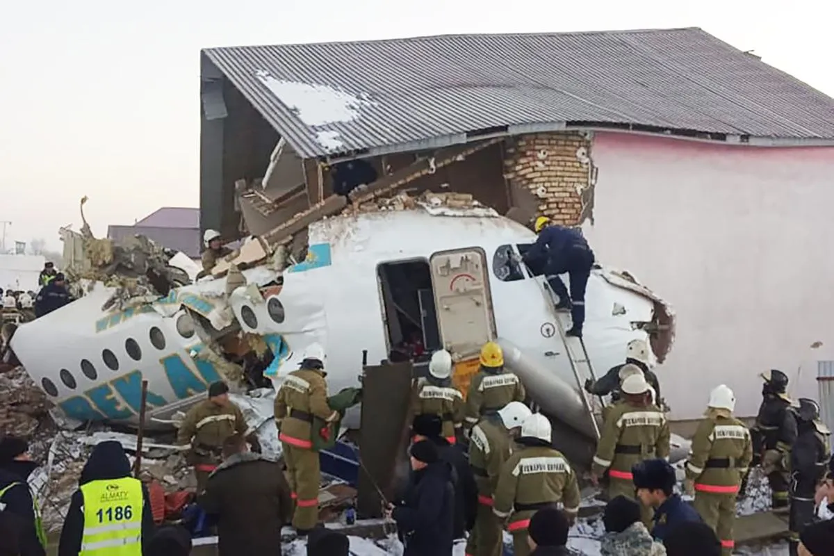 Авіакатастрофа в Алмати Казахстан 27 грудня фото аварія літак
