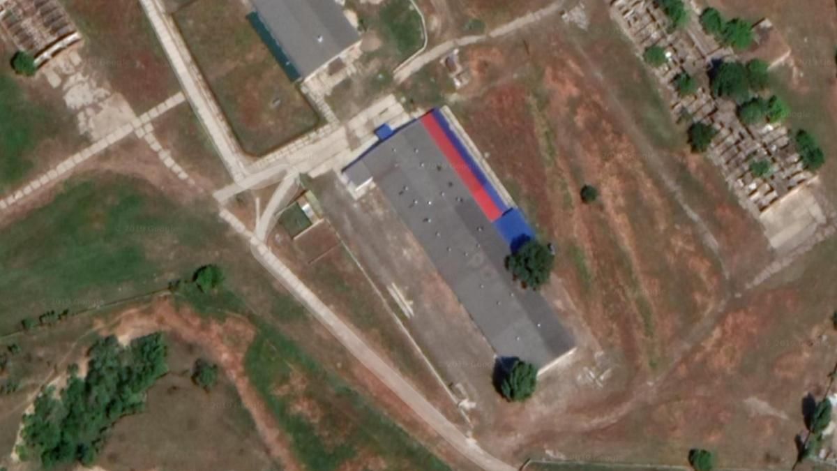 Фермер нарисовал российский флаг на крыше здания на Днепропетровщине: фото Фермер нарисовал российский флаг на крыше здания на Днепропетровщине: фото