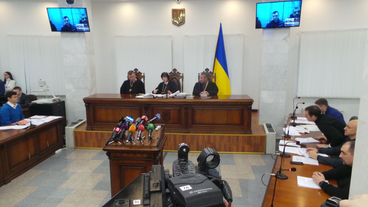 Суд розглядає апеляцію на арешт ексберкутівців: один з них засвітився з триколором Суд розглядає апеляцію на арешт ексберкутівців: один з них засвітився з триколором
