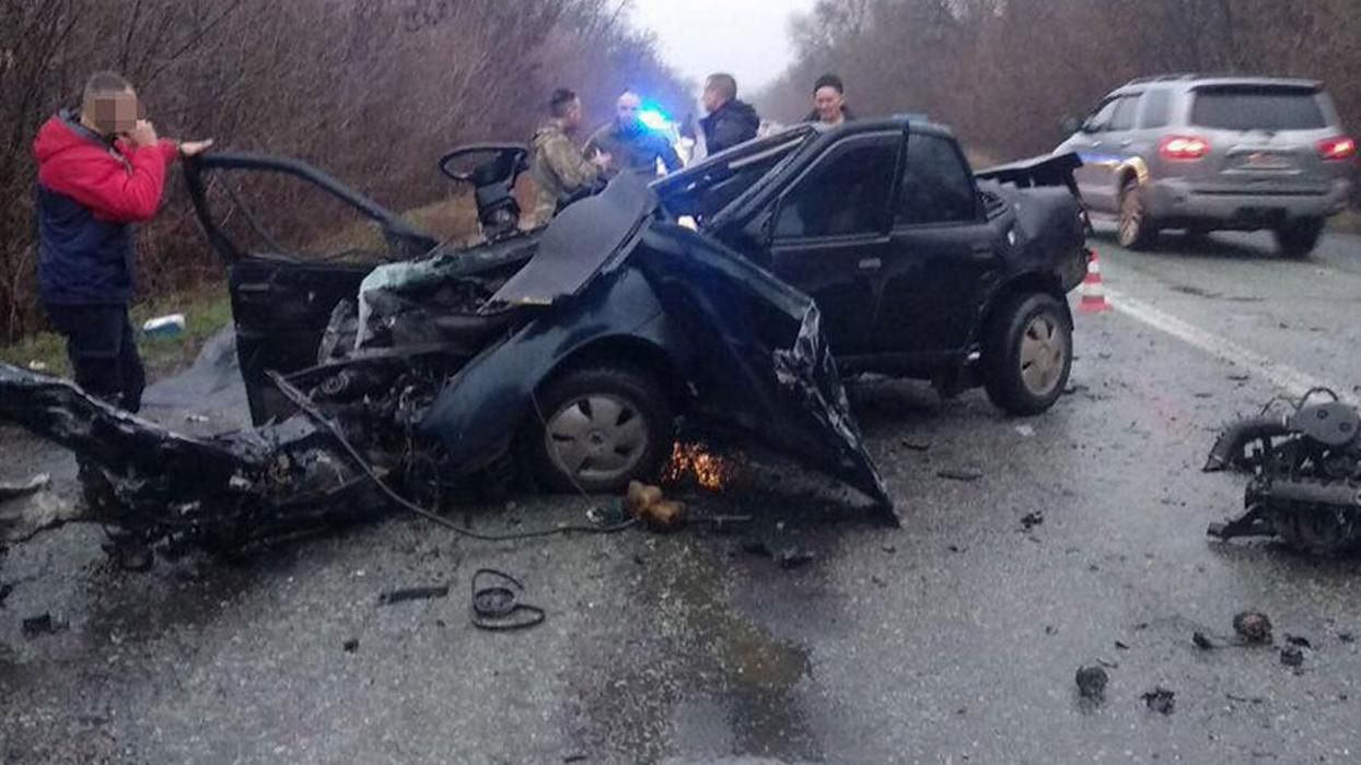 У ДТП біля Дніпра зіткнулися маршрутка і легковик: є загиблі – фото У ДТП біля Дніпра зіткнулися маршрутка і легковик: є загиблі – фото