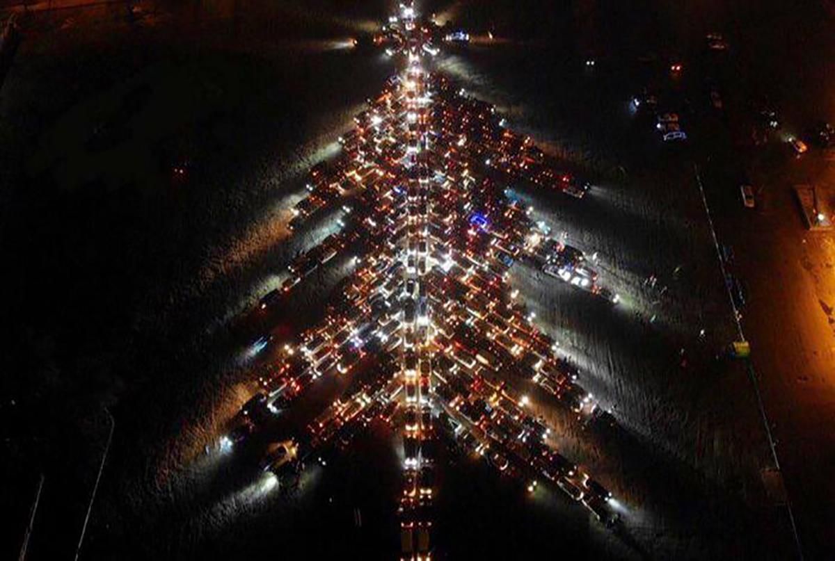 Самая большая автоёлка: как в Харькове побили рекорд Украины Самая большая автоёлка: как в Харькове побили рекорд Украины