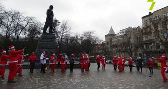 Десятки Санта-Клаусів пройшлися Одесою та дарували усім перехожим подарунки: зворушливі фото 