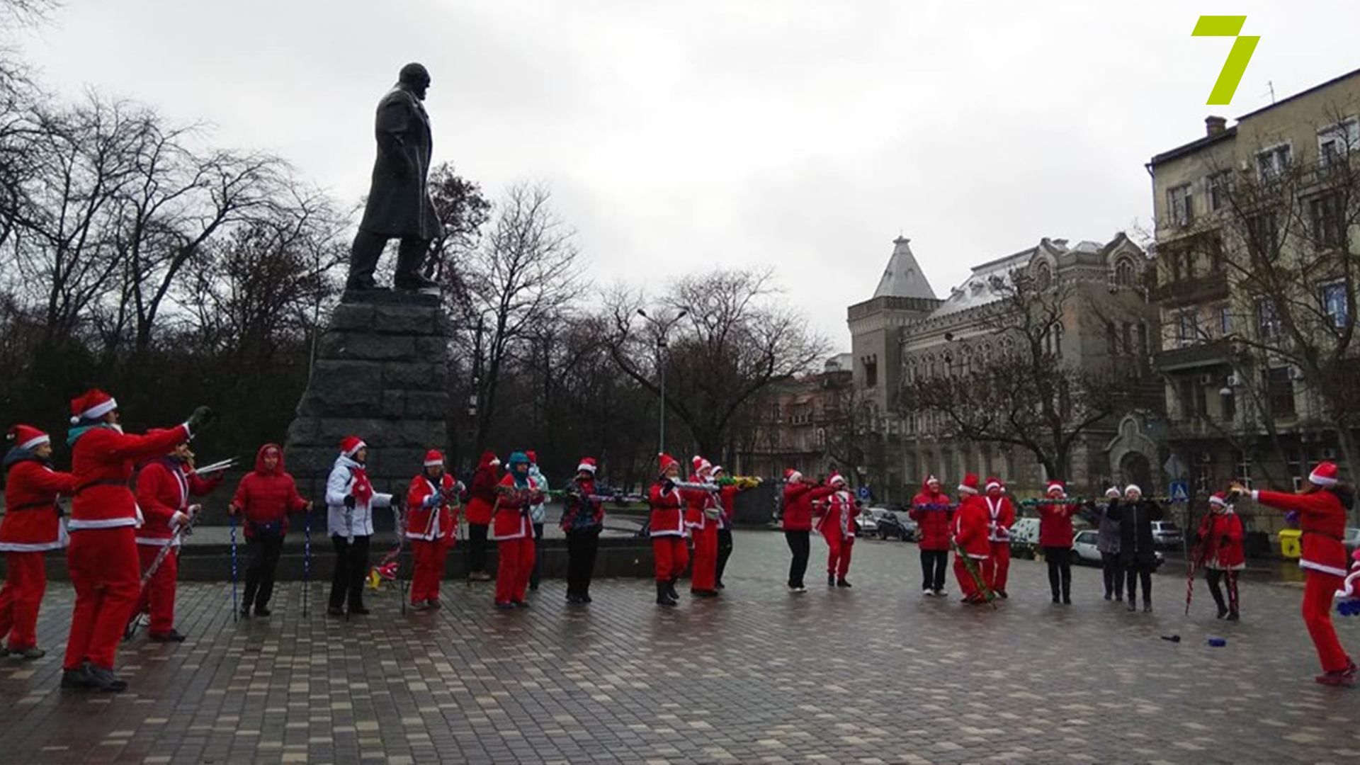 Десятки Санта-Клаусов прошлись Одессой и дарили всем прохожим подарки: трогательные фото