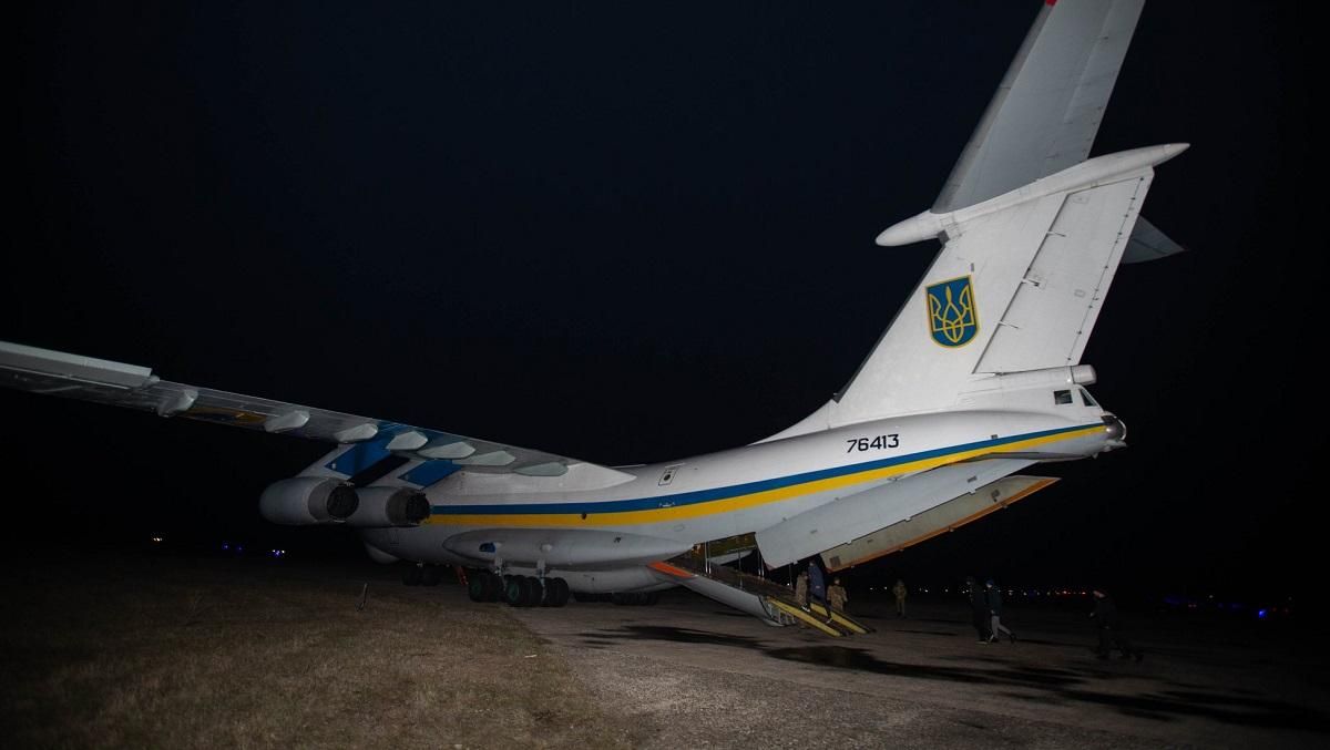 Як звільнених з полону українців зустрічали у Борисполі: фото і відео