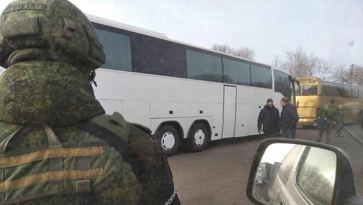 Бойовики вже привезли українських полонених на місце обміну: фото, відео