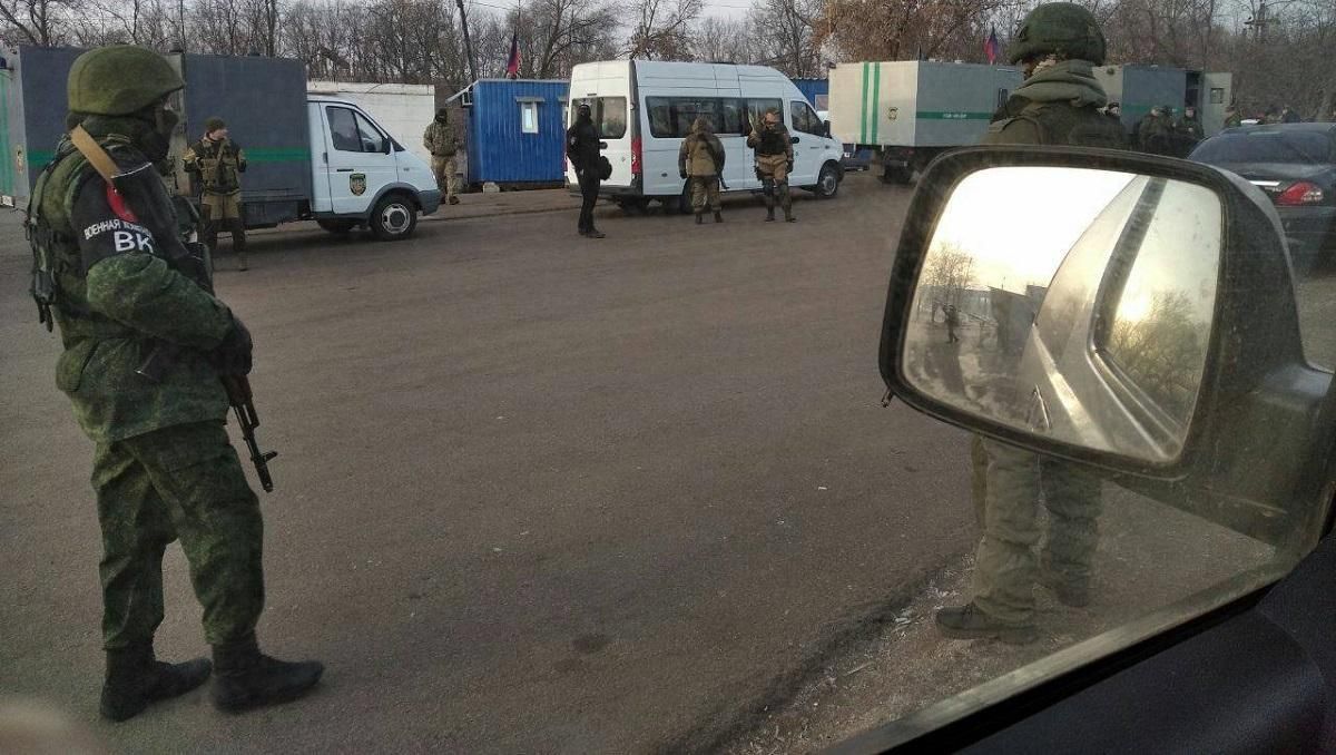 Під час обміну полоненими автобус луганських бойовиків потрапив у ДТП: відео