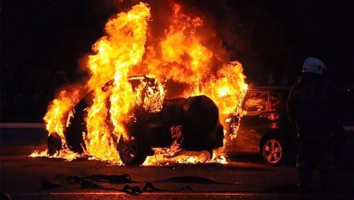 В Одесі спалили дві машини однієї сім'ї: відео 