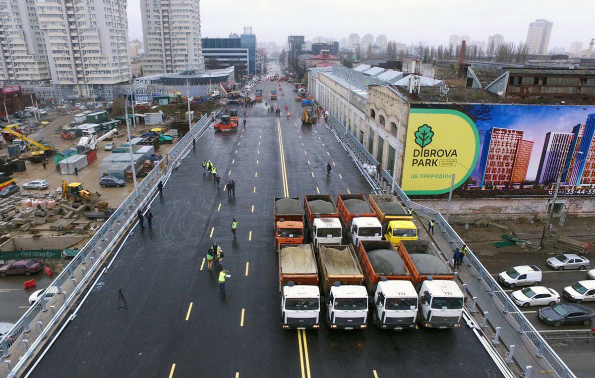 Мережу шокували деталі відремонтованого Шулявського мосту: фото