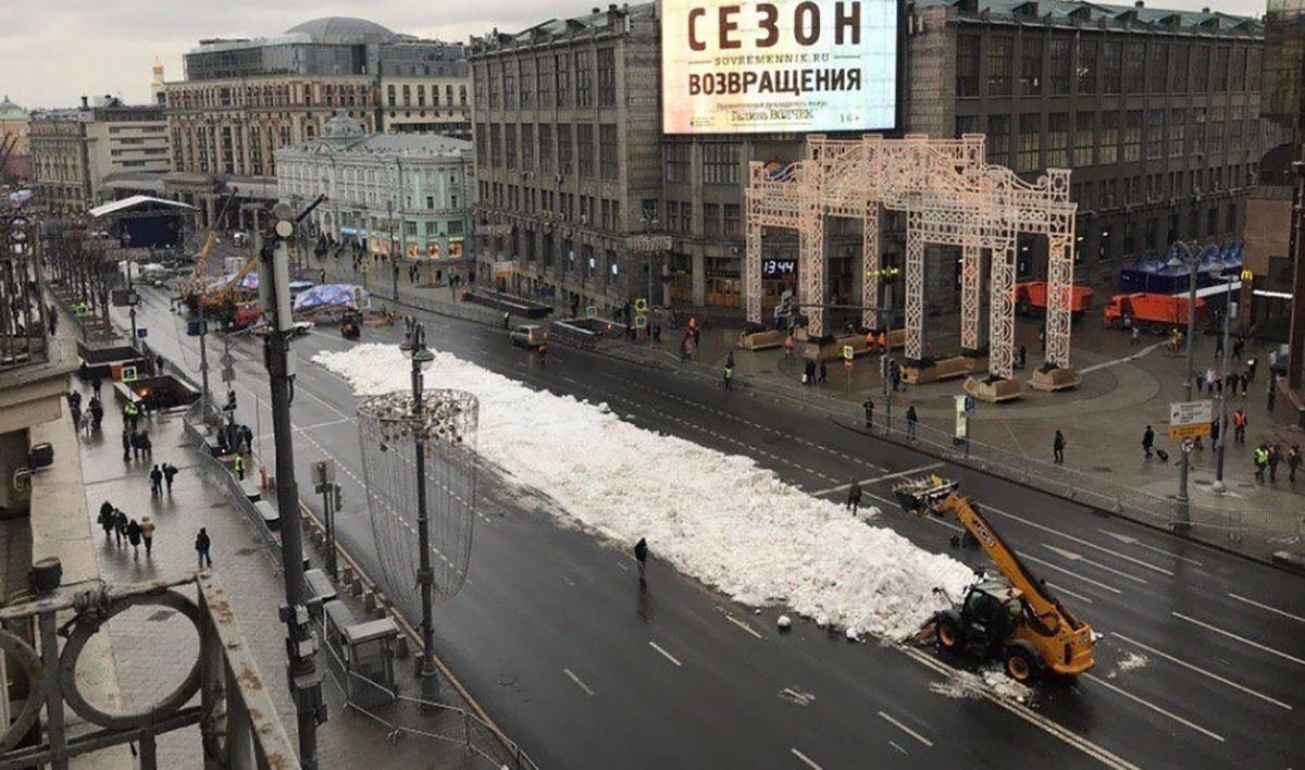 В центр Москвы грузовиками завезли снег: сеть смеется – фото, видео -  Новости России - 24 Канал