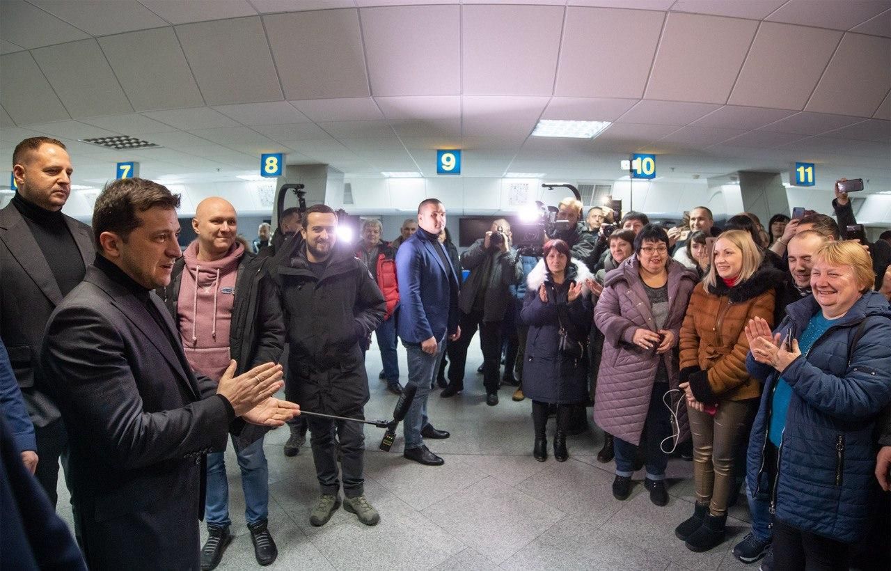В "Борисполь" прибыли родственники освобожденных из плена украинцев