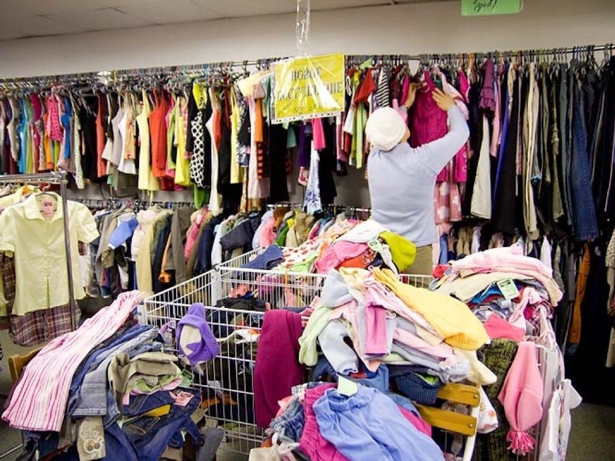 Украинцы просят Зеленского сохранить секонд-хенды Украинцы просят Зеленского сохранить секонд-хенды