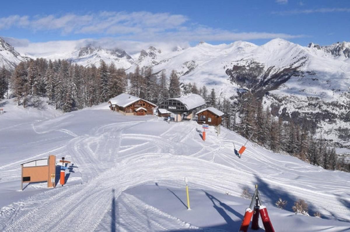 У Франції майже сто лижників застрягли на гірськолижному підйомнику: фото і відео У Франції майже сто лижників застрягли на гірськолижному підйомнику: фото і відео