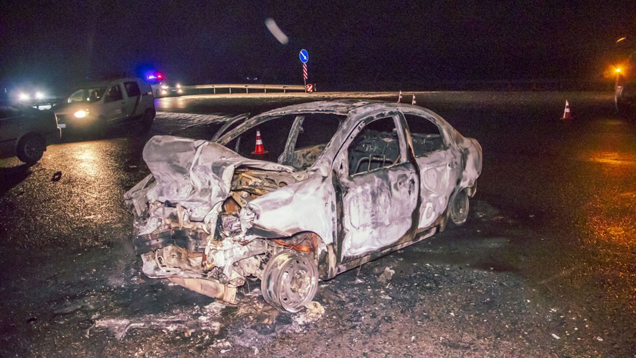 Моторошна ДТП під Києвом: Chevrolet протаранив Land Rover і згорів дотла – відео