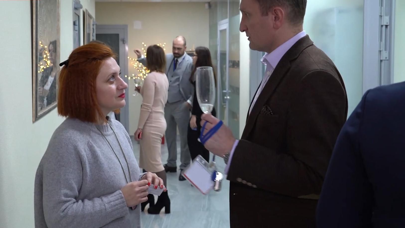 Українська художниця вразила представників НАТО творами про війну: фото та відео Українська художниця вразила представників НАТО творами про війну: фото та відео