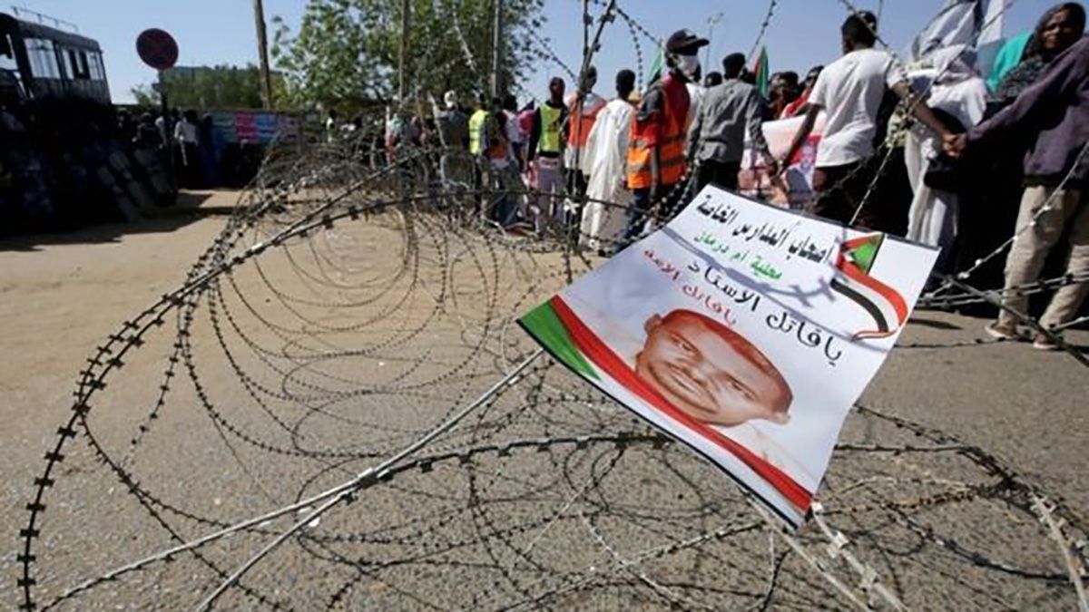 В Судане за убийство протестующего насмерть осудили 27 правоохранителей
