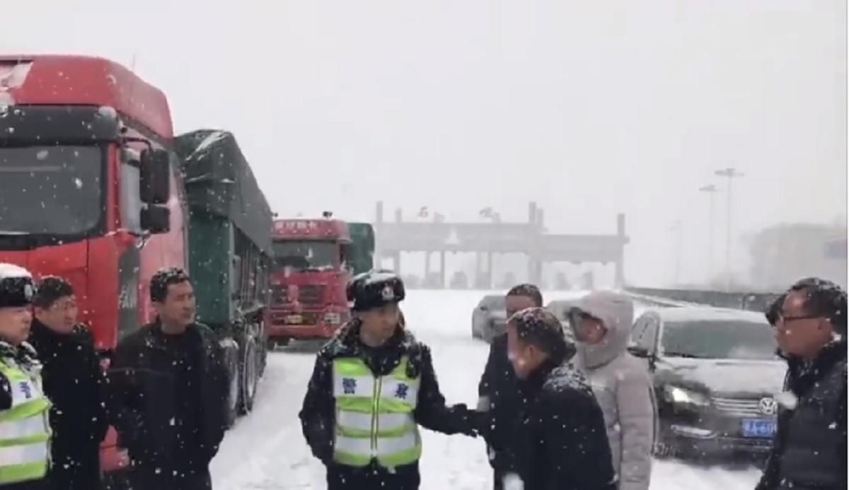 Сильні снігопади в Китаї: 15 тисяч туристів опинилися у пастці