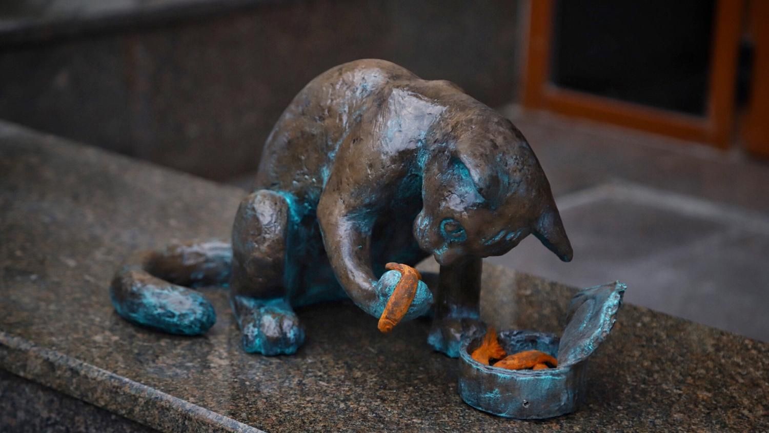 Одессе на Новый год подарили еще одного кота: животное ест кильку в томате – фото скульптуры