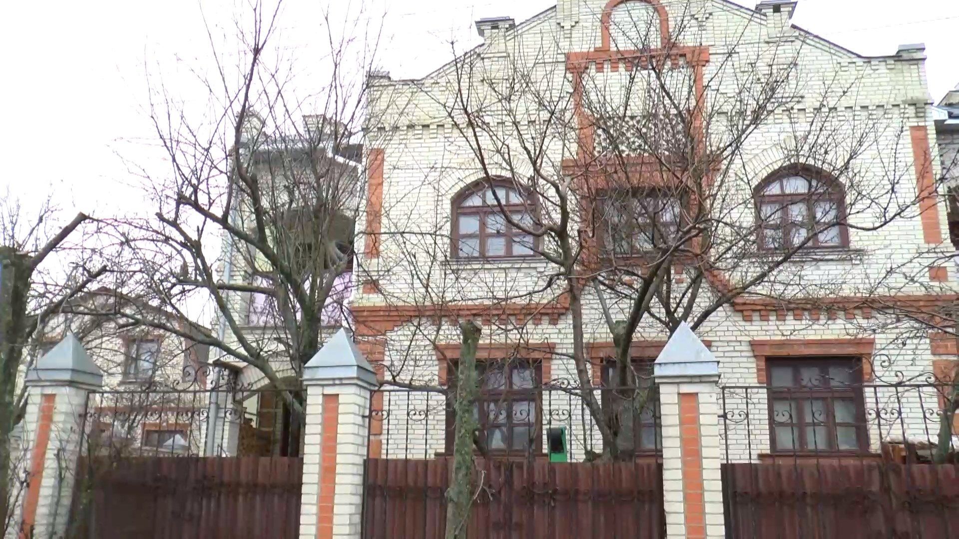 Плесень и космические платежки: семья с приемными детьми получила "подарок" от государства Плесень и космические платежки: семья с приемными детьми получила "подарок" от государства