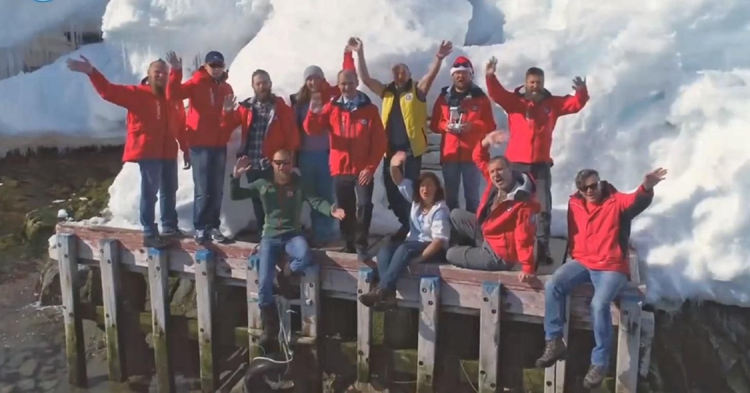 Полярники со станции Вернадского поздравили Украину с наступающими праздниками: снежное видео