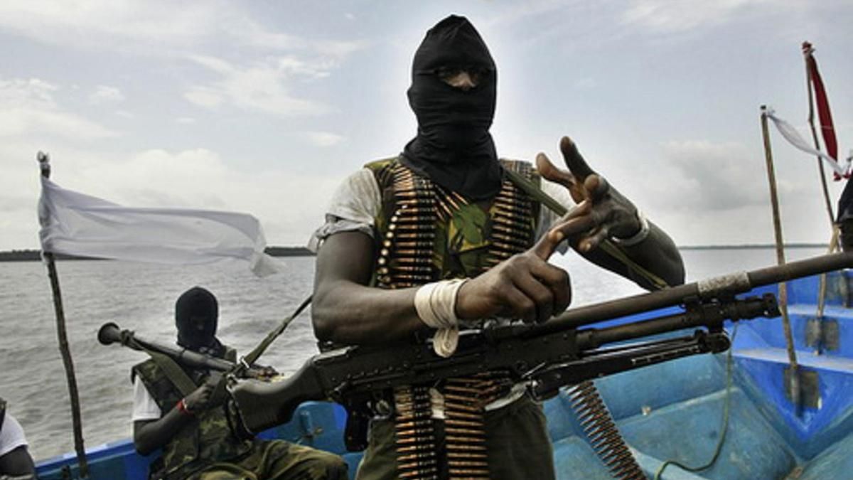 Біля Камеруну пірати викрали моряків: серед них – українець