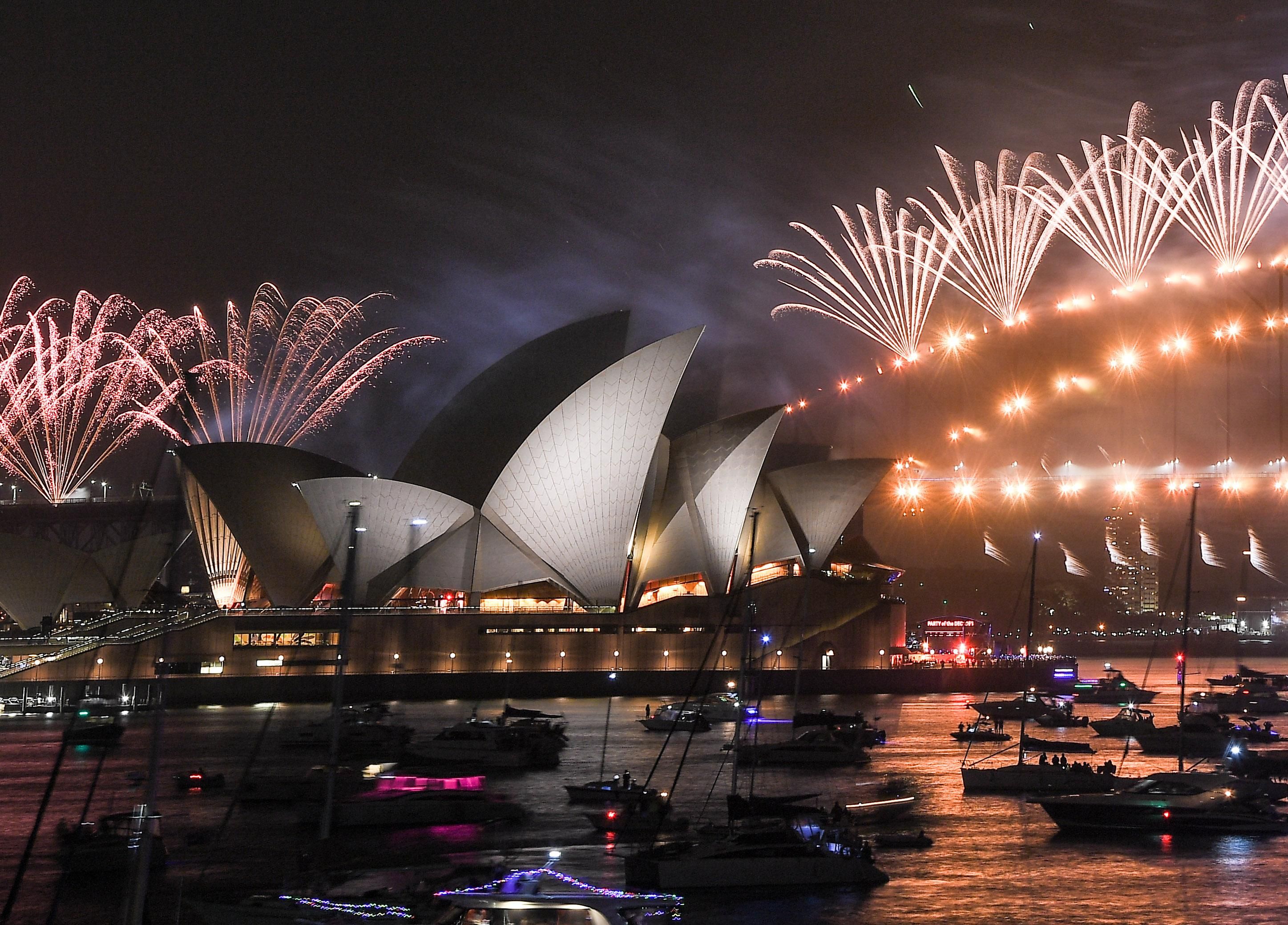 Сидней с салютами встретил 2020 год: праздничные фото и видео Сидней с салютами встретил 2020 год: праздничные фото и видео