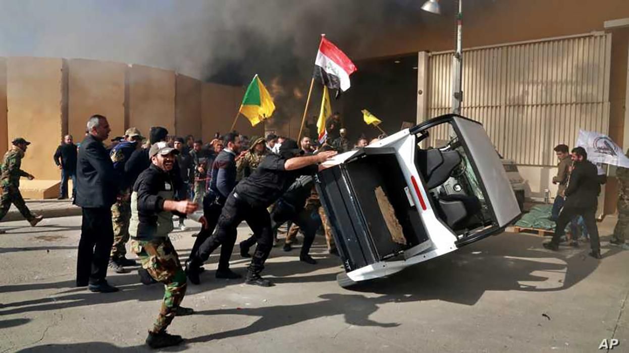 Посольство США в Іраку атакували розлючені демонстранти: Трамп вже відреагував – відео