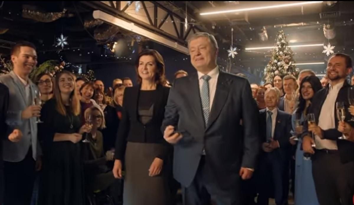 Два телеканала показали новогоднее поздравление Порошенко вместо Зеленского: видео