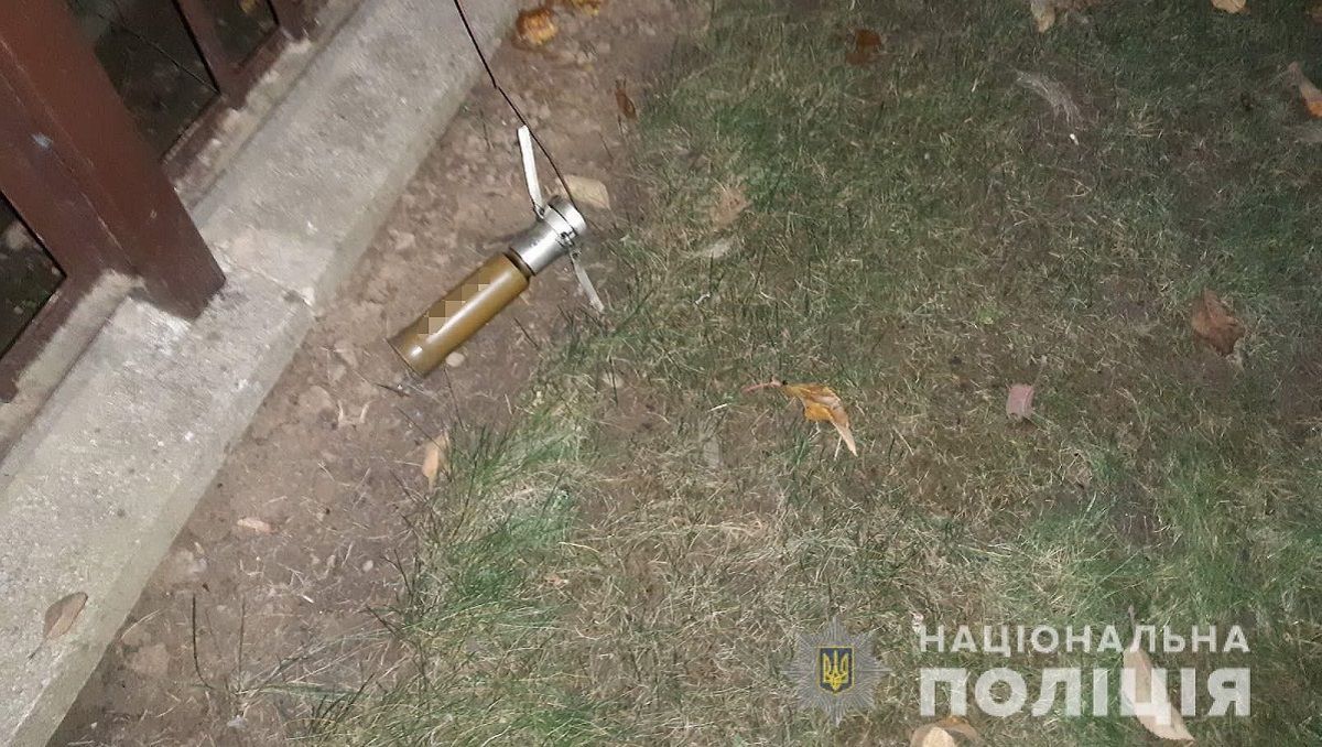 У новорічну ніч на Закарпатті з гранатомета обстріляли будинок: фото У новорічну ніч на Закарпатті з гранатомета обстріляли будинок: фото